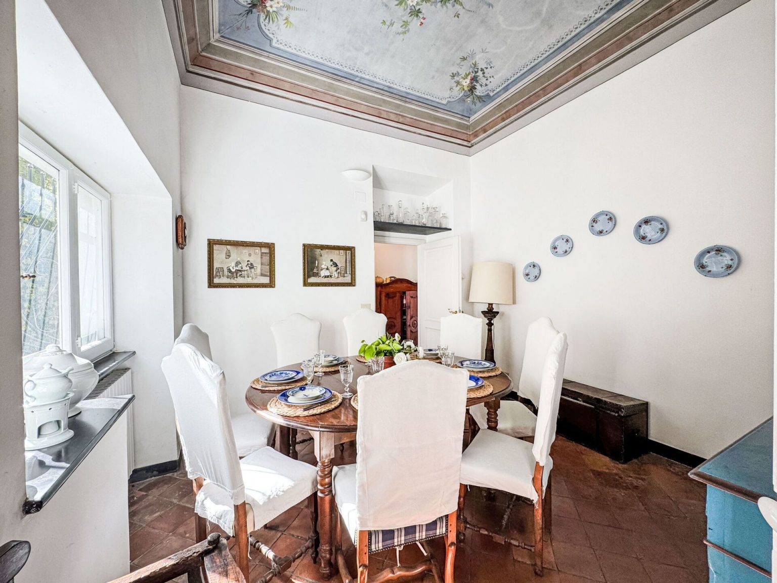 salle à manger plafond avec fresque peinte maison Italie décoration rustique et vintage