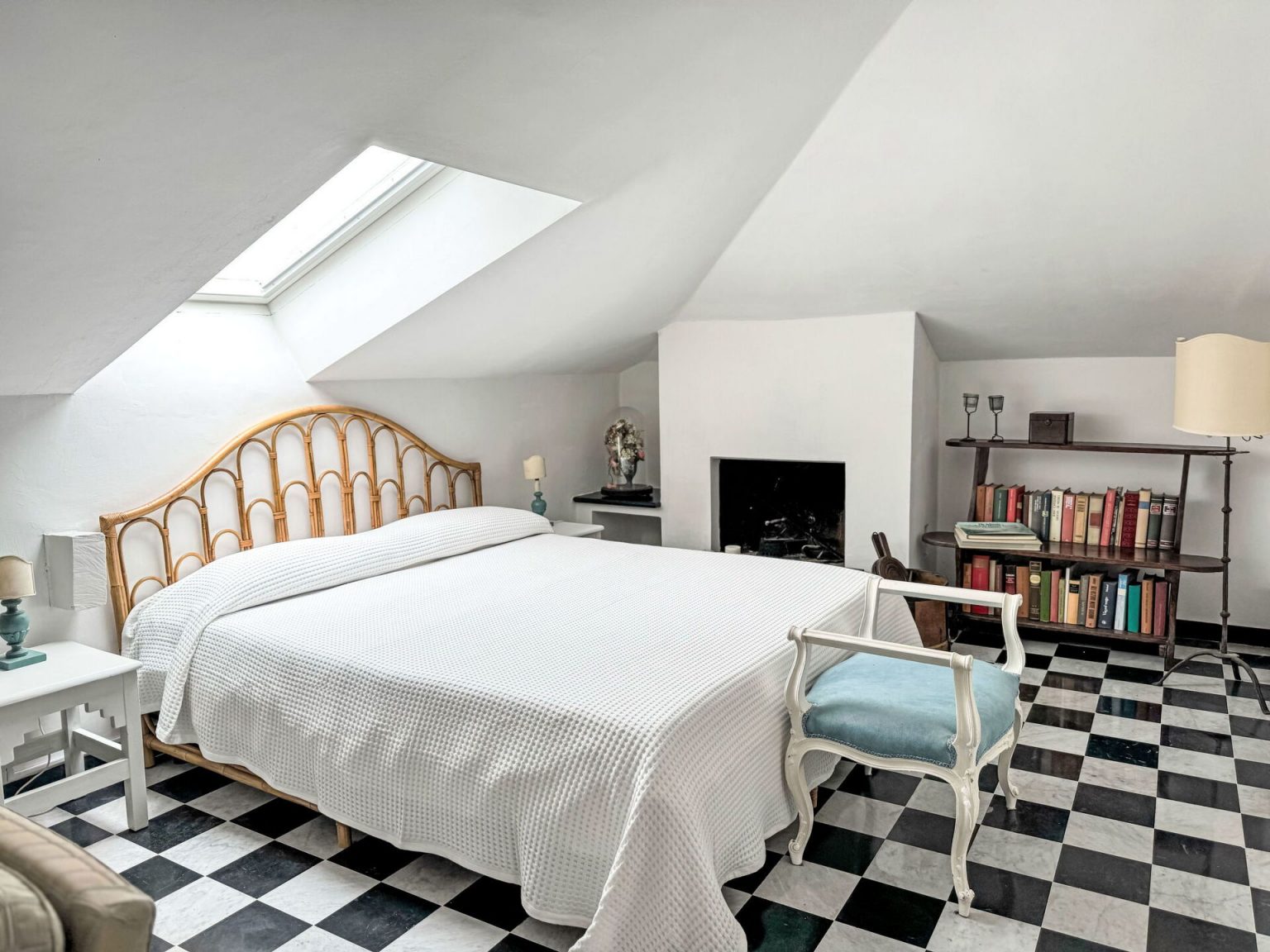 chambre sol damier marbre noir et blanc maison Italie décoration rustique et vintage
