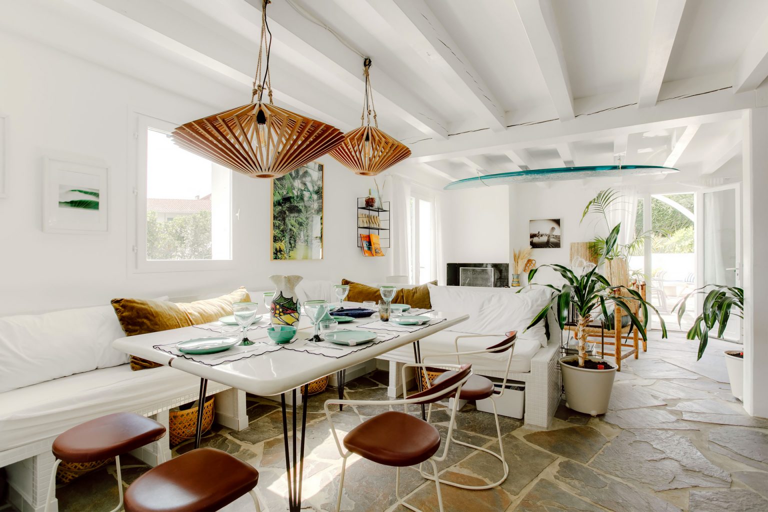 salle à manger décoration vintage maison basque avec piscine Maisons Domino Guéthary
