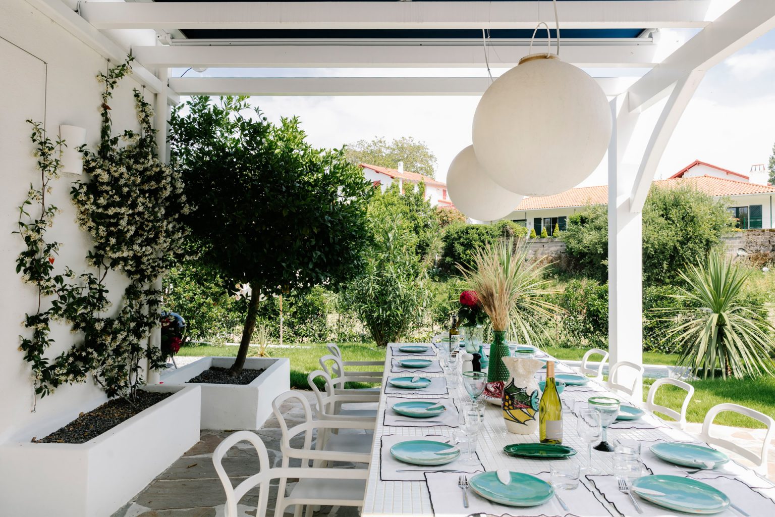 terrasse avec pergola maison basque avec piscine Maisons Domino Guéthary