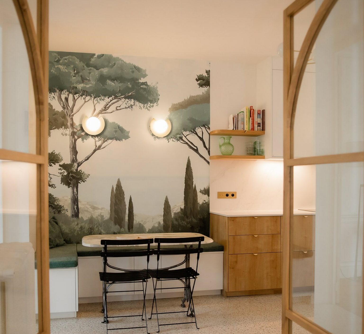 cuisine avec papier-peint panoramique et façades MICEO