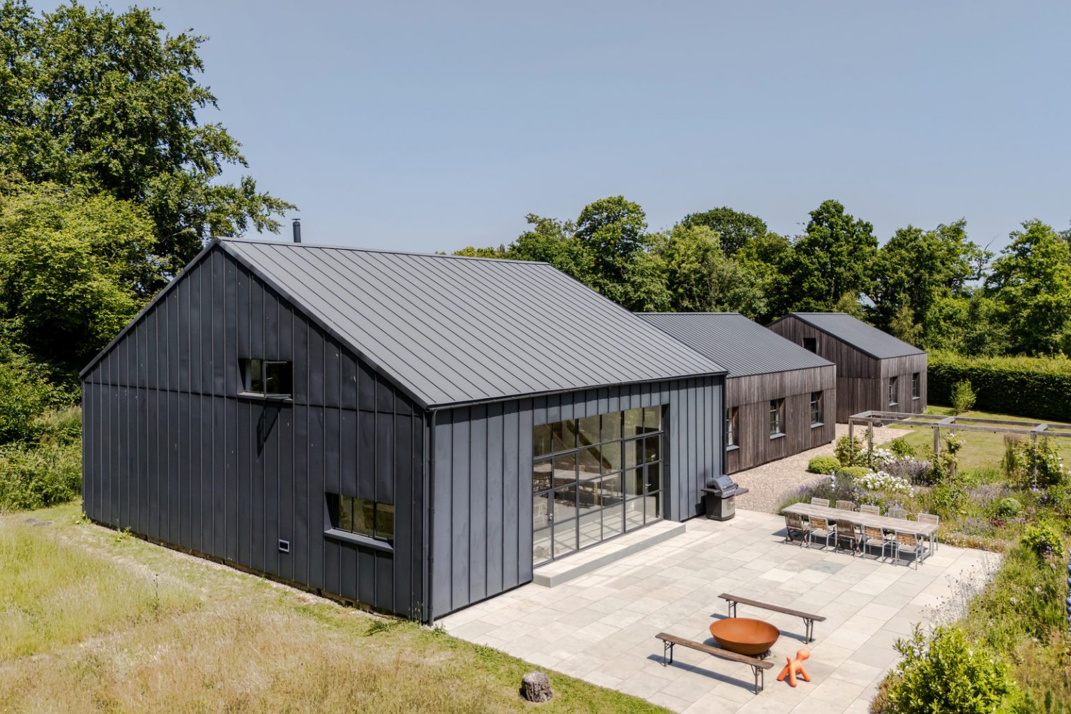 maison contemporaine en acier et mélèze