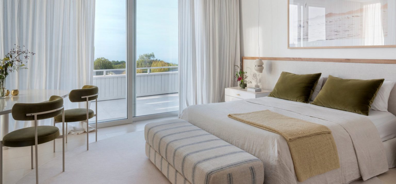 chambre moderne avec baie vitrée et espace bureau