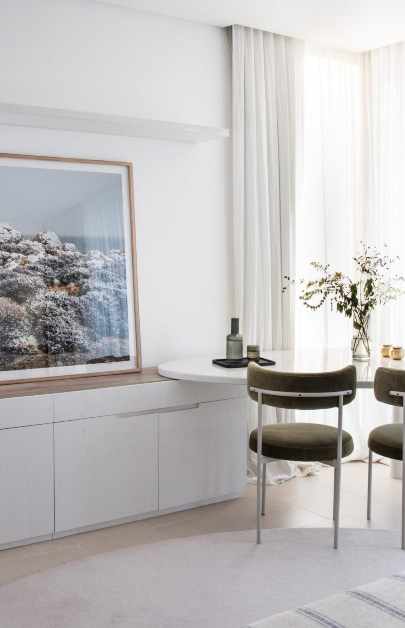 chambre moderne avec baie vitrée et espace bureau