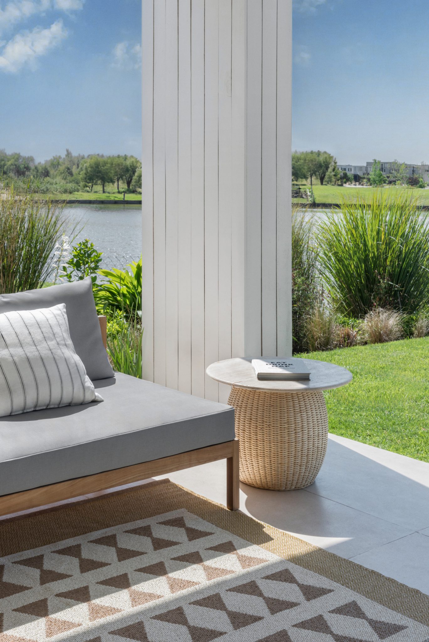 terrasse donnant sur plan d'eau