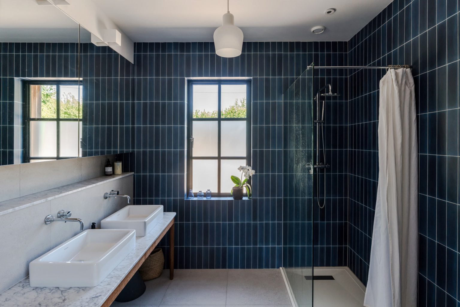 salle de bain moderne carrelage bleu