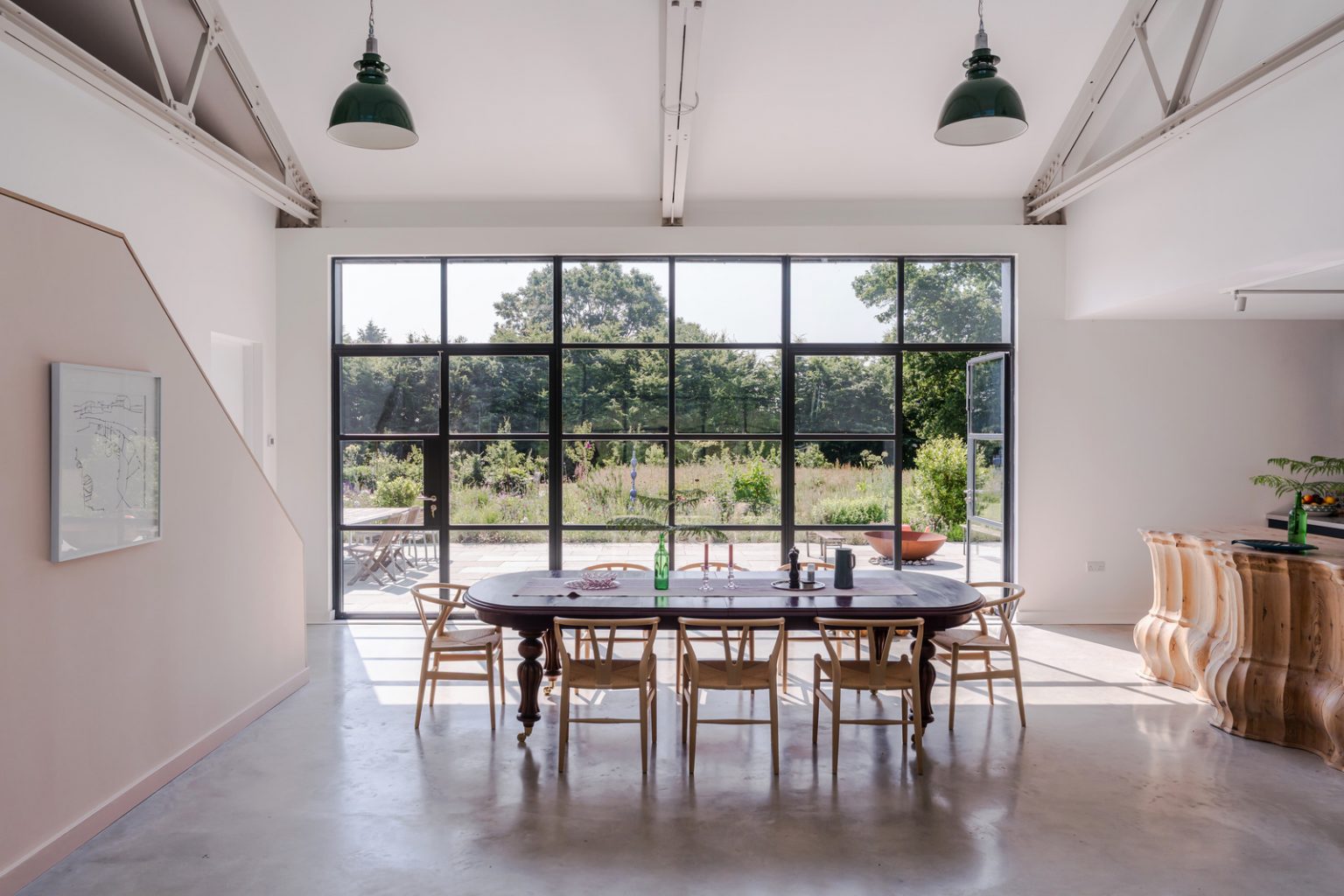 salle à manger et cuisine double hauteur maison contemporaine en acier et mélèze