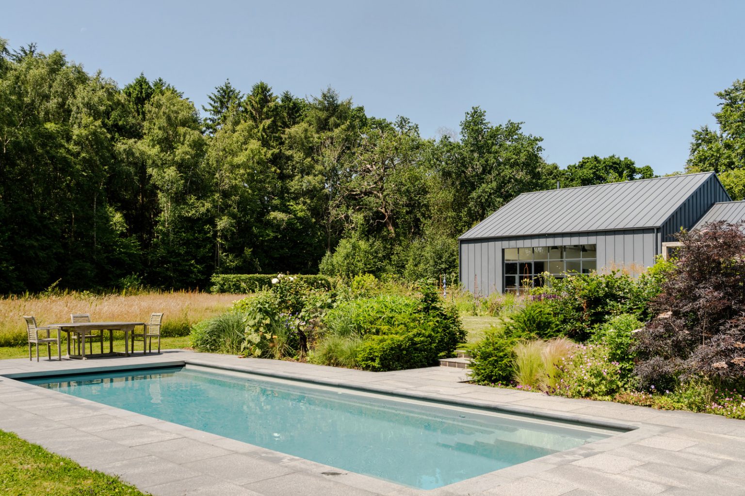 maison contemporaine en acier et mélèze