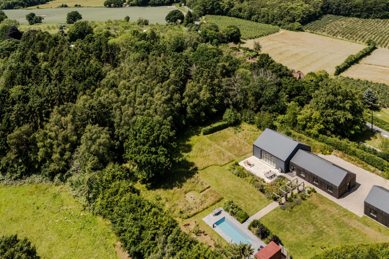 maison contemporaine en acier et mélèze