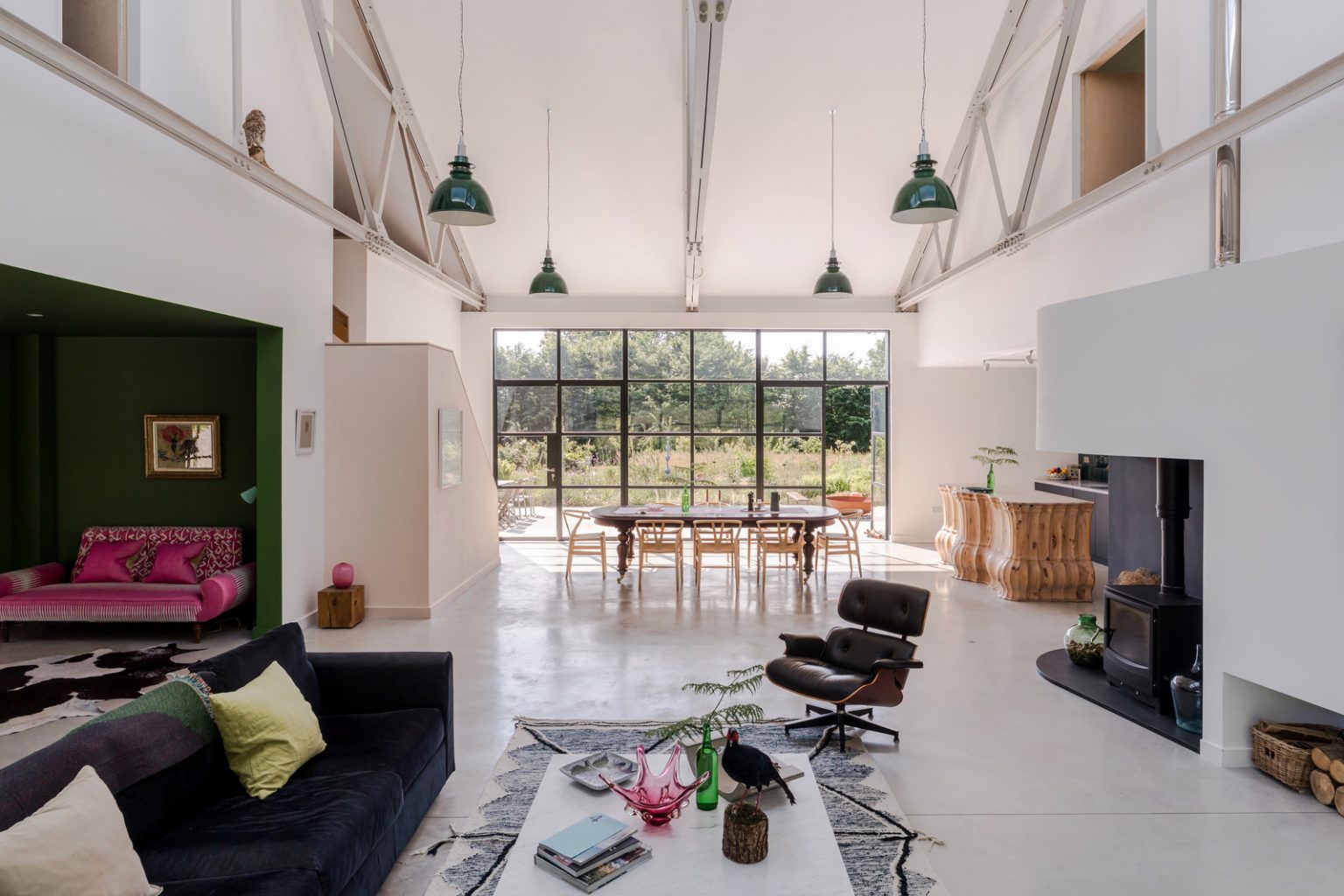 salon double hauteur maison contemporaine en acier et mélèze