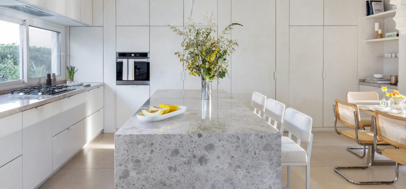 cuisine blanche et îlot marbre blanc