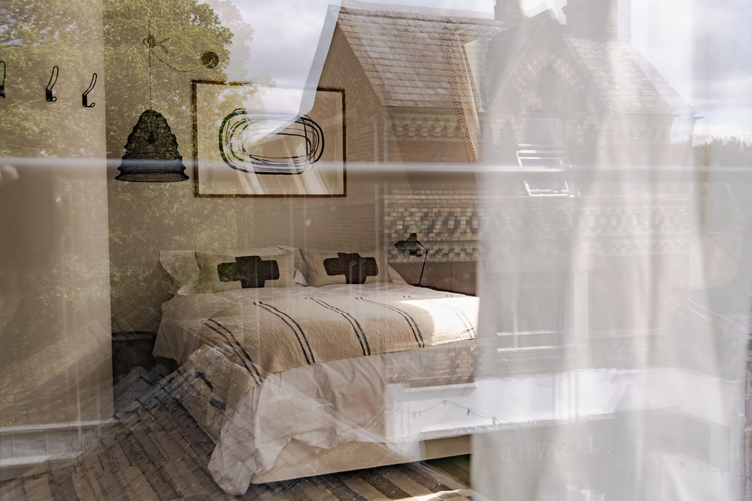 chambre contemporaine beige et noire