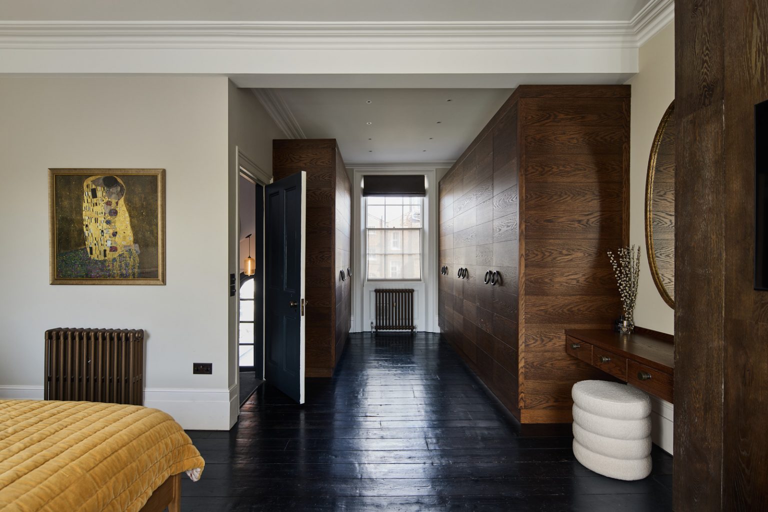 chambre classique chic murs bois fenêtre guillotine