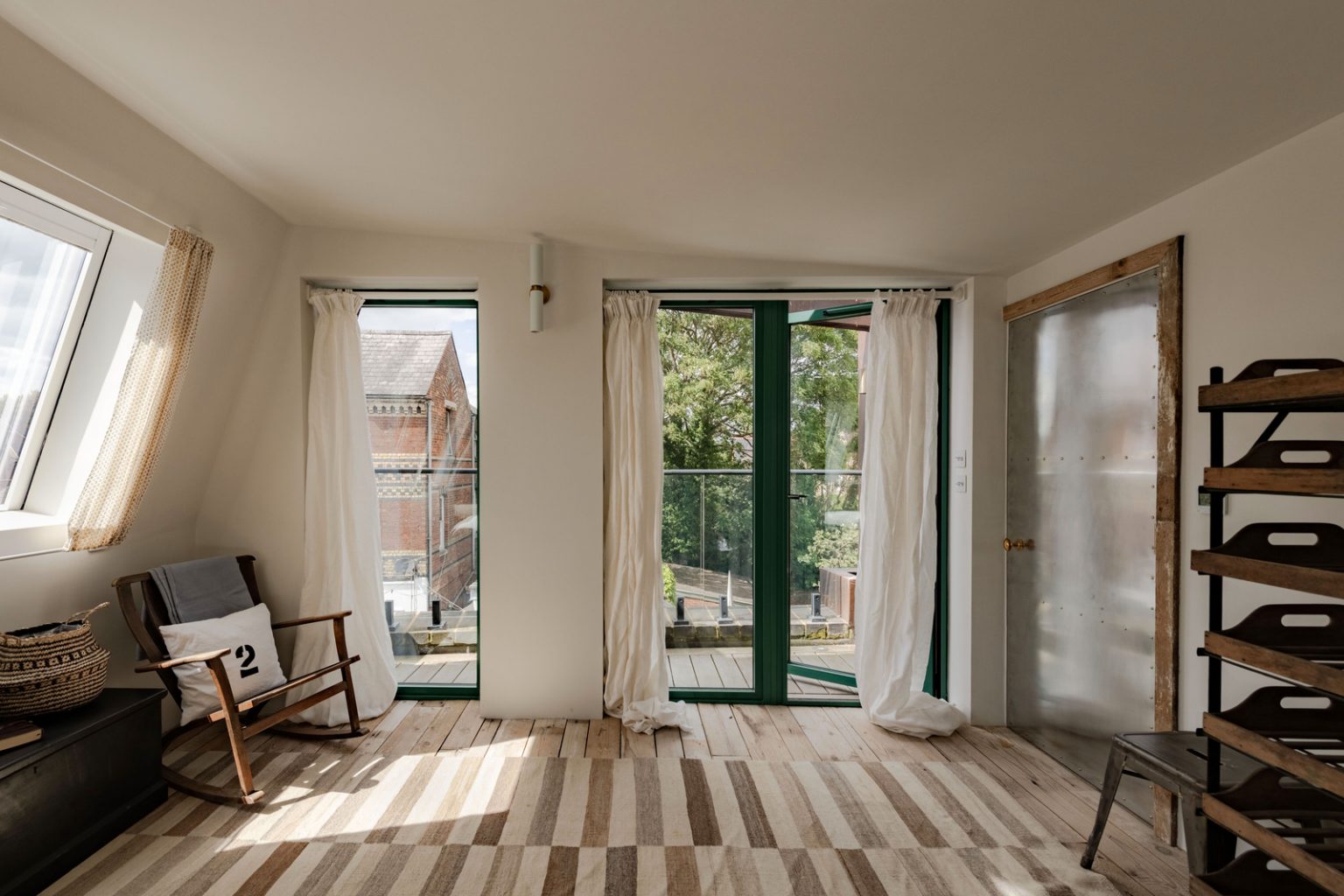 chambre contemporaine beige et noire
