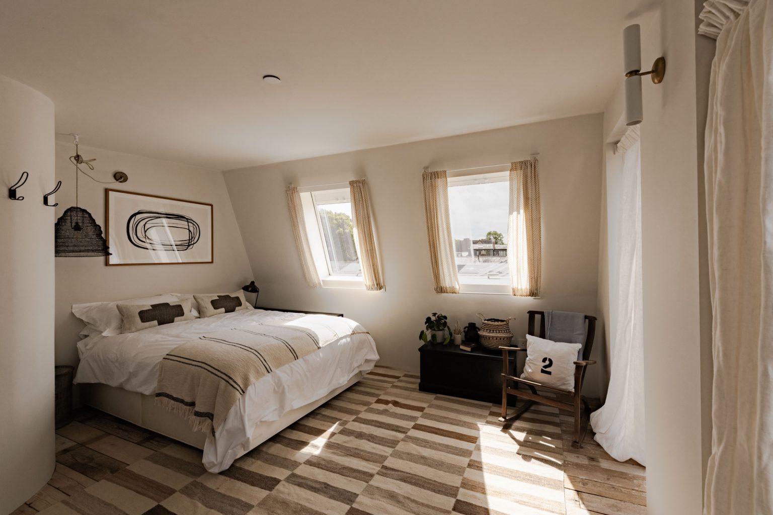 chambre contemporaine beige et noire