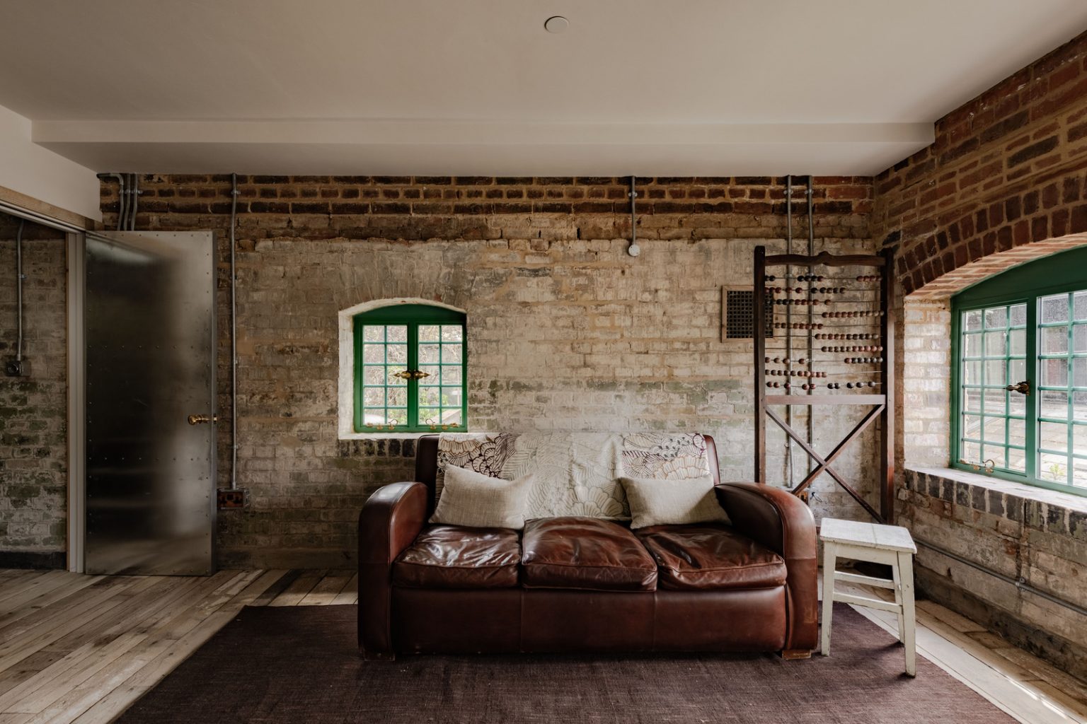 salon maison loft murs briques