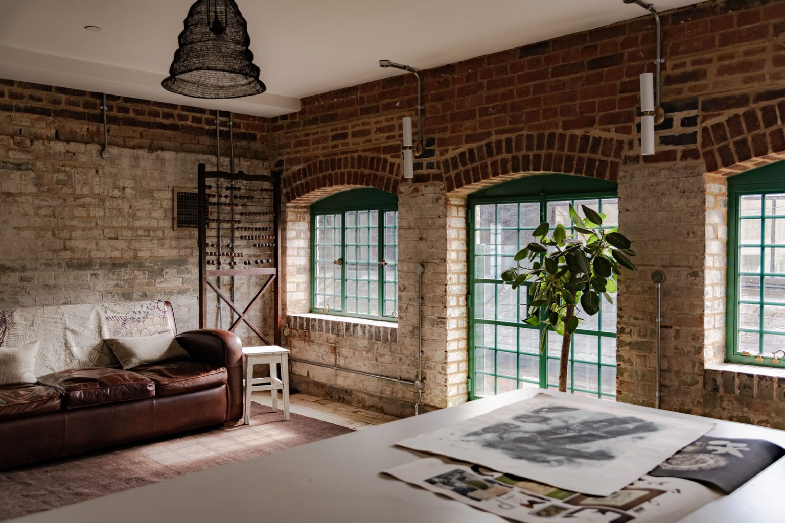 salon maison loft murs briques