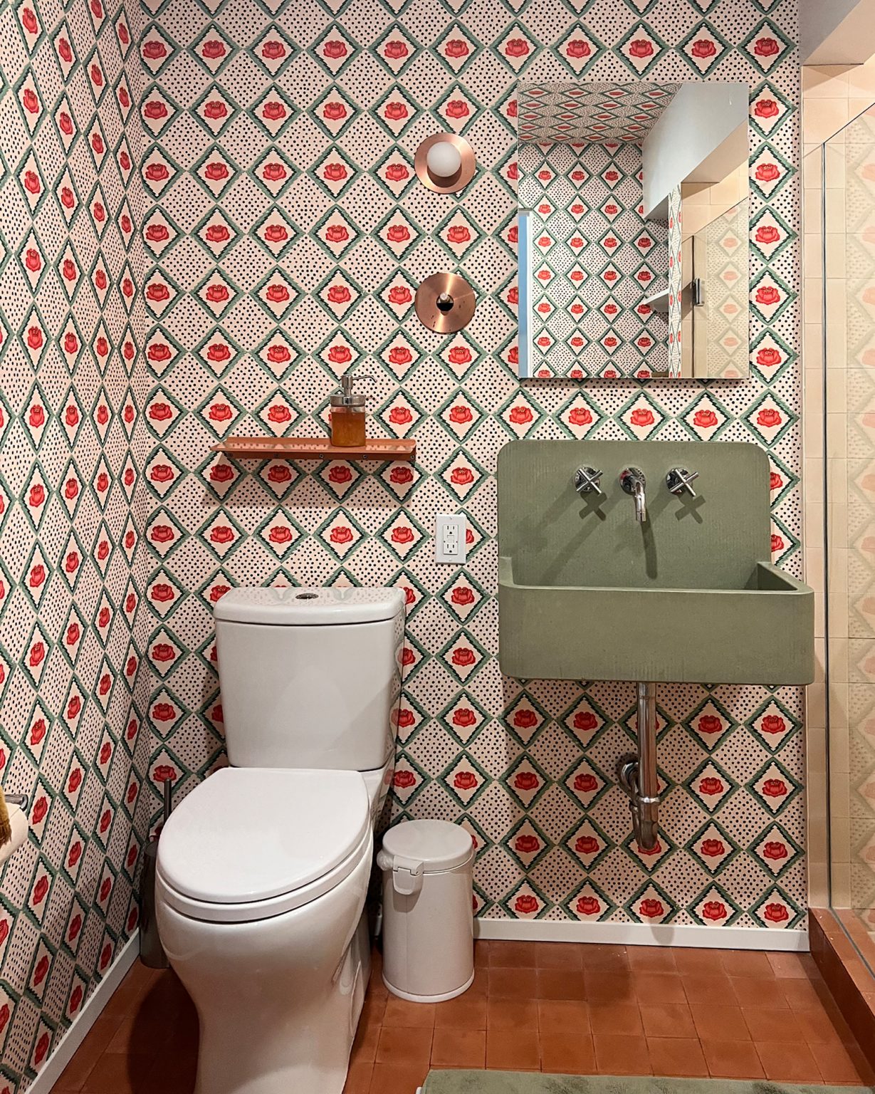 salle de bain vintage verte et rouge maison Pasadena Puelicher House