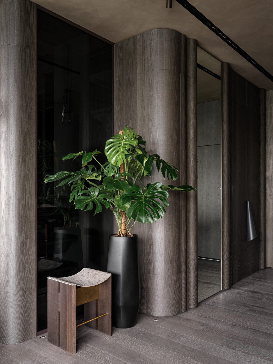 Un appartement design et neutre de 85m2 aux beaux matériaux bruts