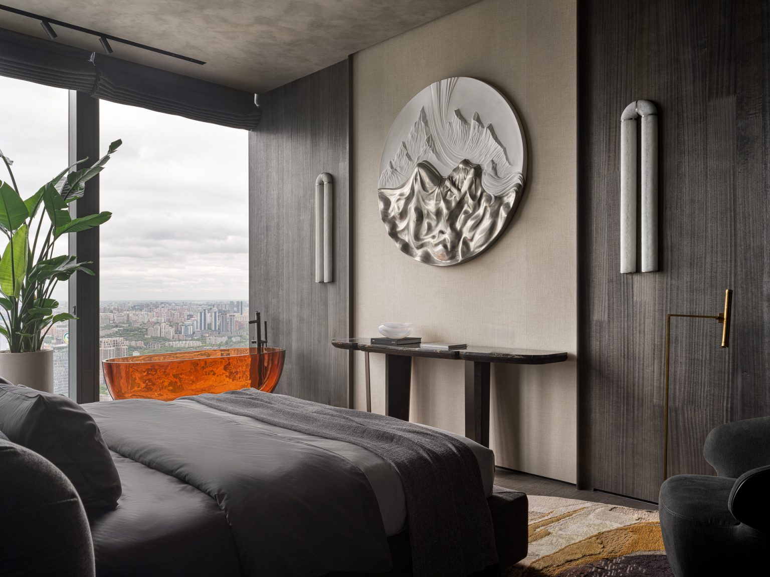 chambre contemporaine avec baignoire ambrée transparente orange et baies vitrées