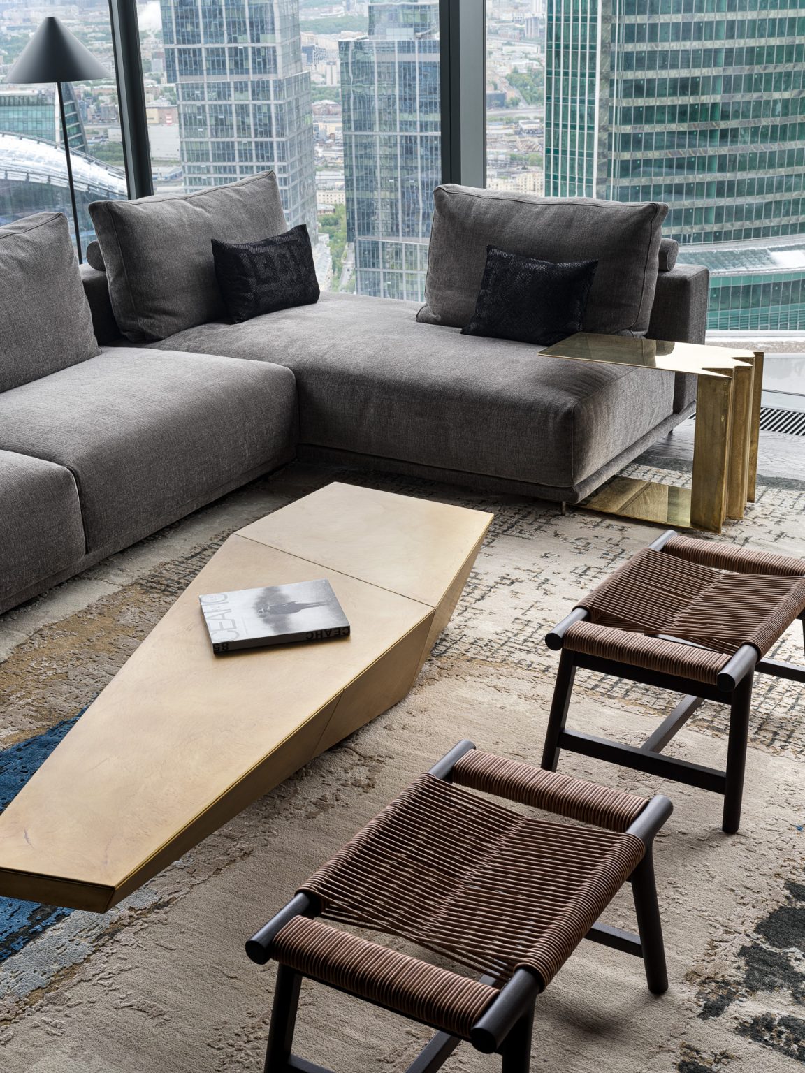 Un appartement design et neutre de 85m2 aux beaux matériaux bruts