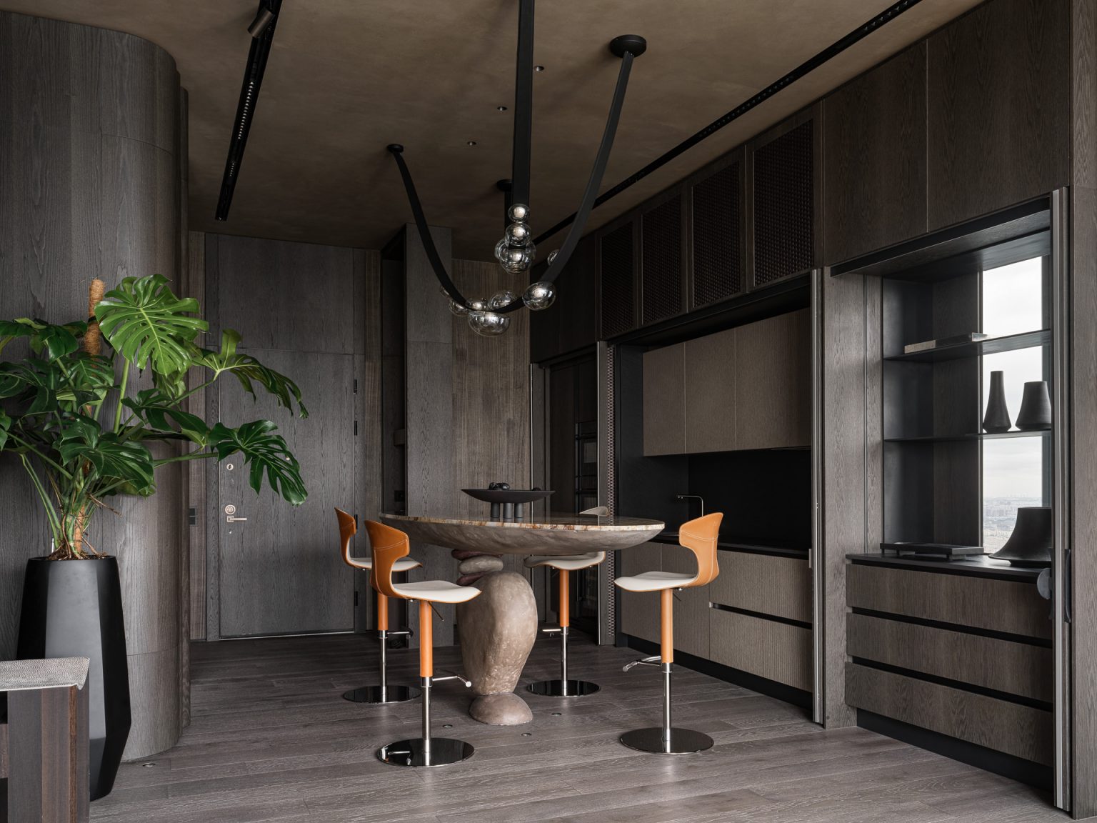 salle à manger avec table marbre décoration design avec cuisine cachée ouverte