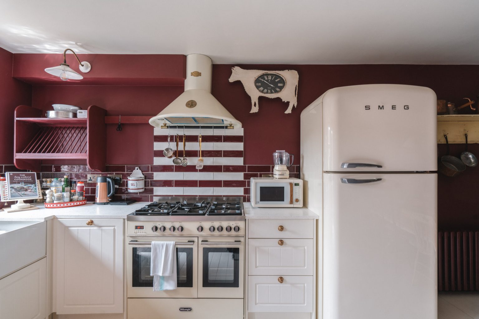 cuisine murs rouges décoration rustique chic
