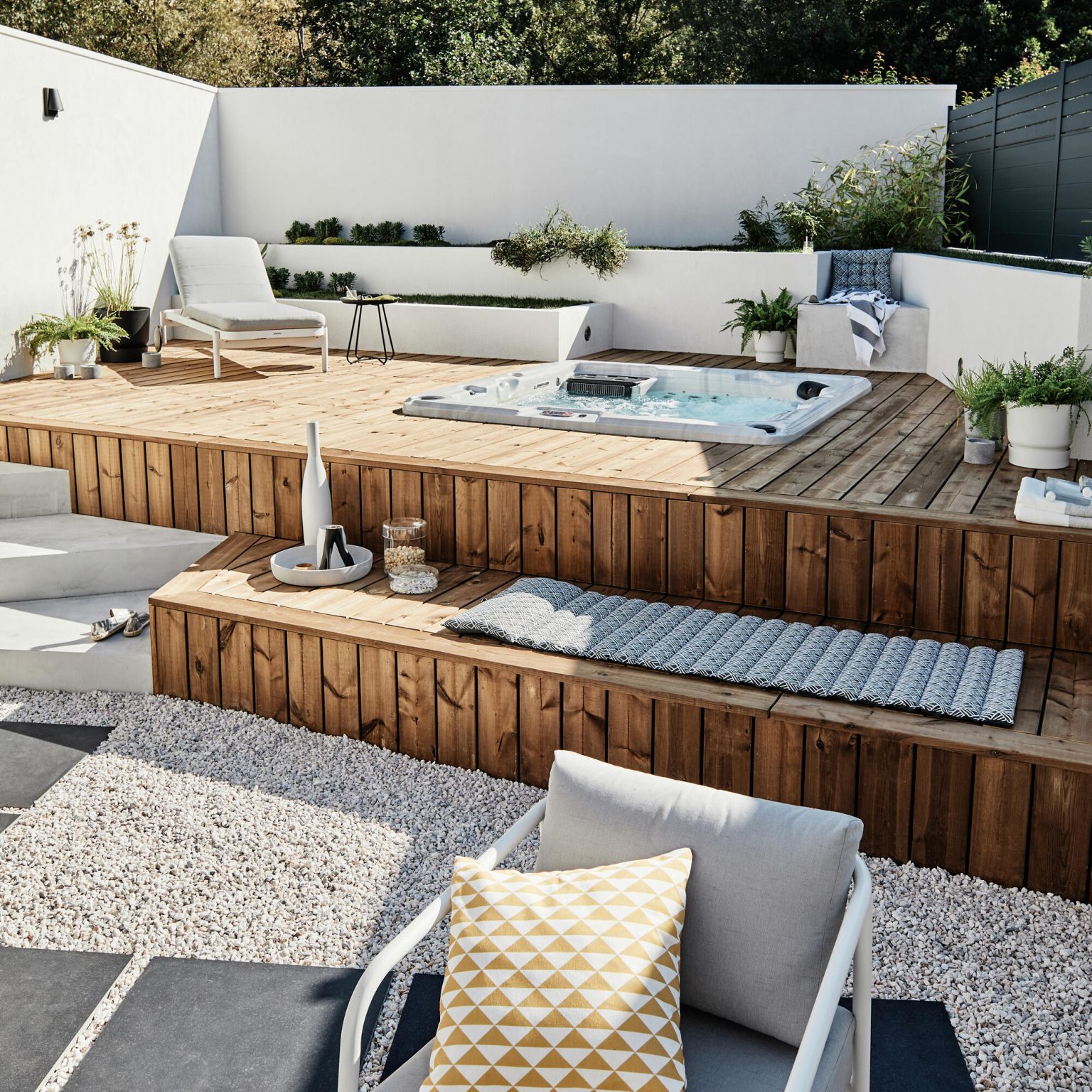 spa intégrée dans terrasse petit jardin de ville