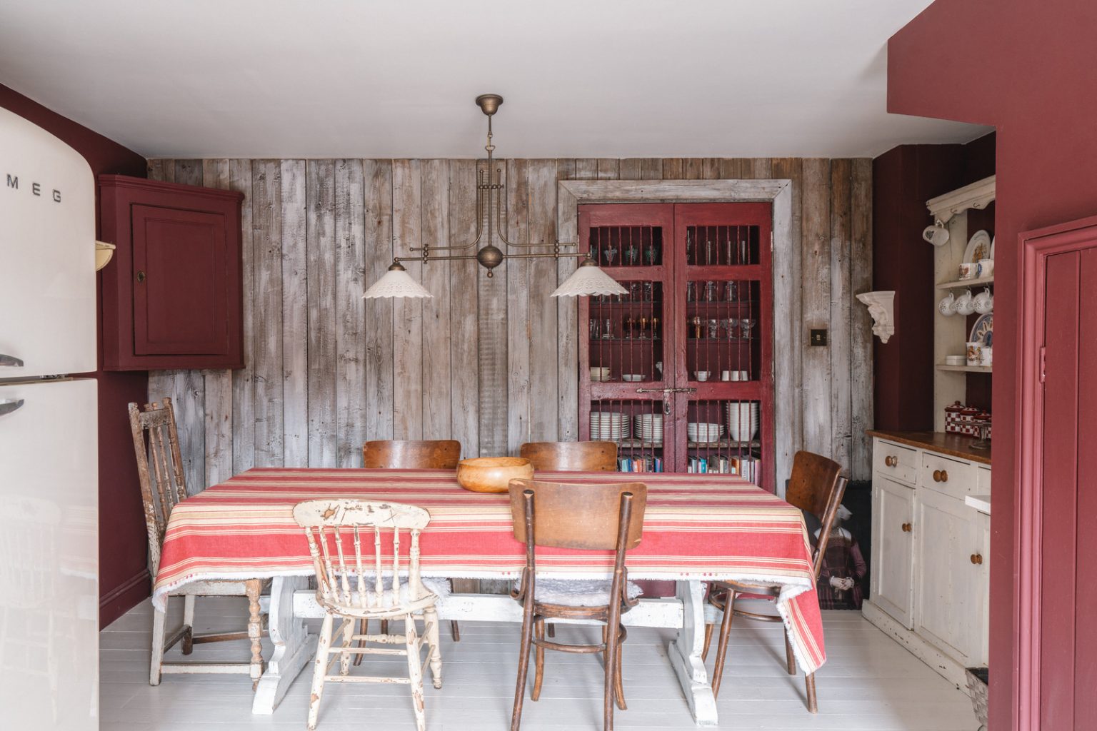 cuisine murs rouges décoration rustique chic