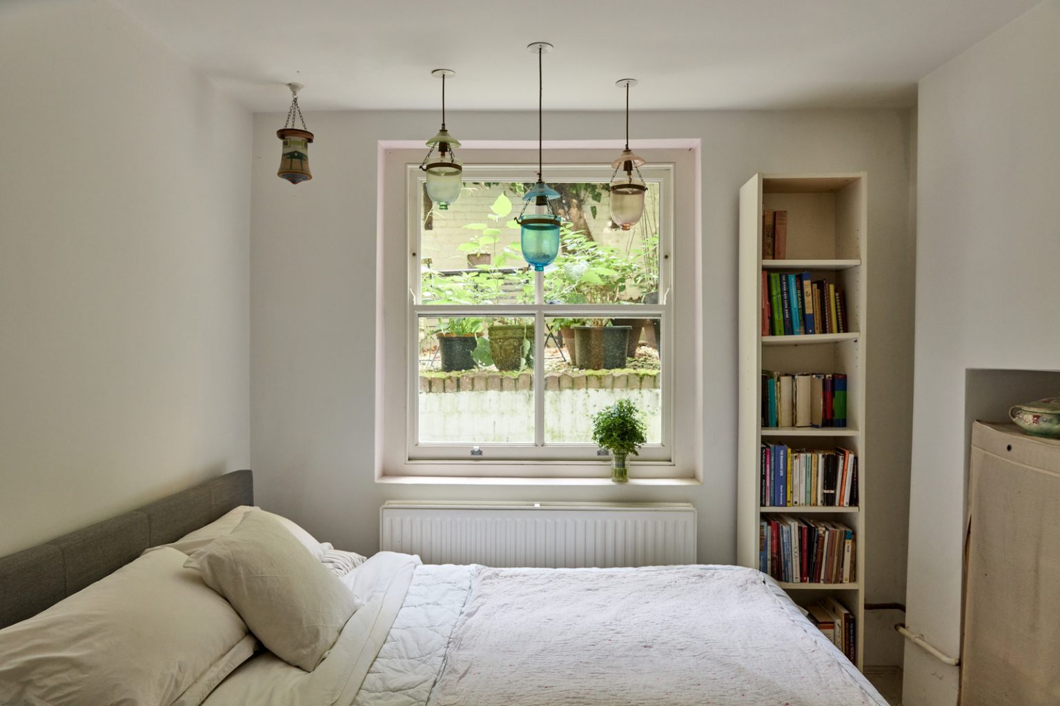 chambre fenêtre à guillotine appartement Notting Hill décoration vintage