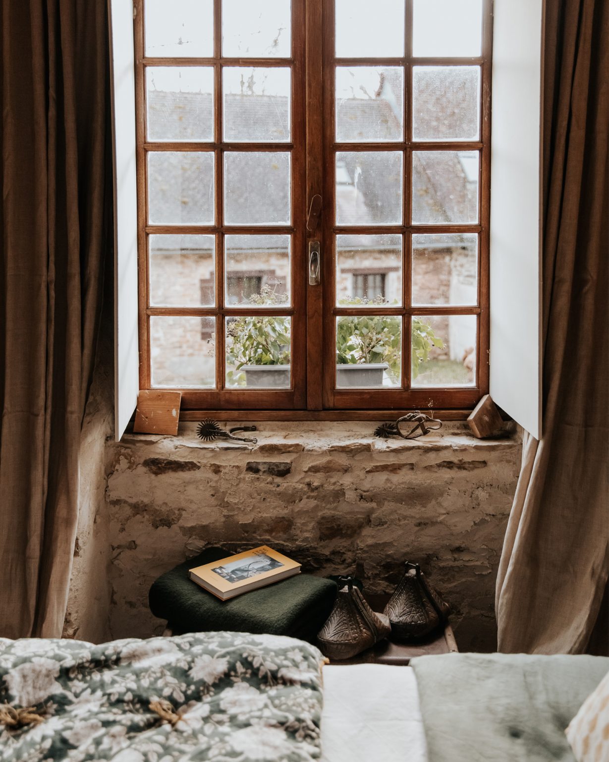 chambre mur en pierres la Petite Grange des Vignes Dordogne