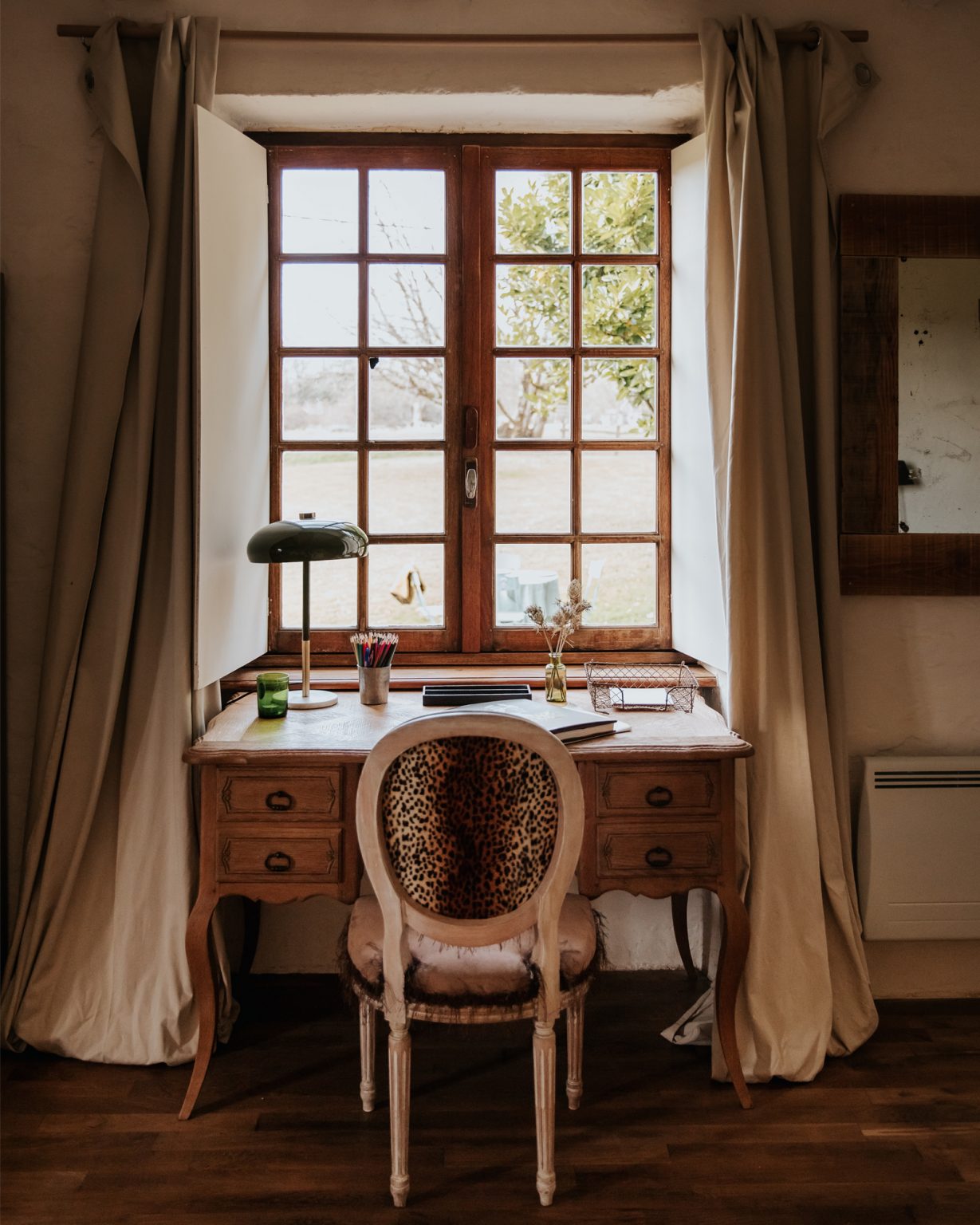 bureau rustique sous fenêtre la Petite Grange des Vignes Dordogne