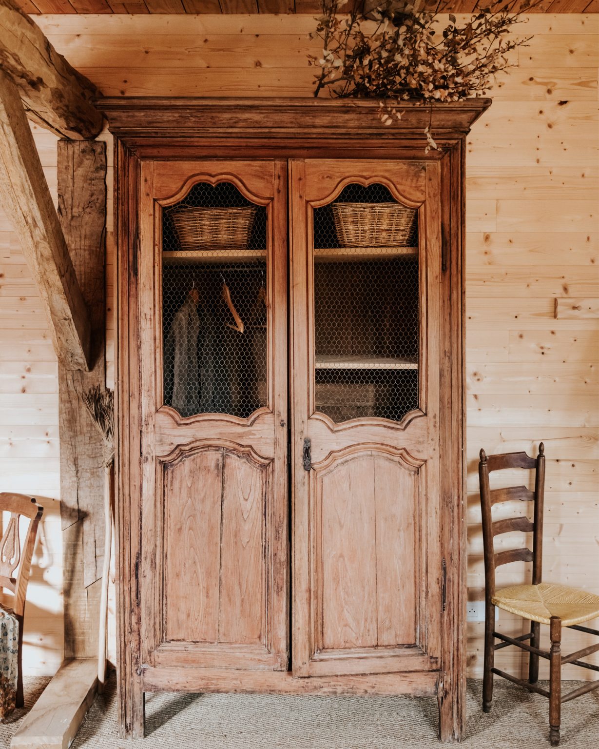 armoire ancienne rustique la Petite Grange des Vignes Dordogne