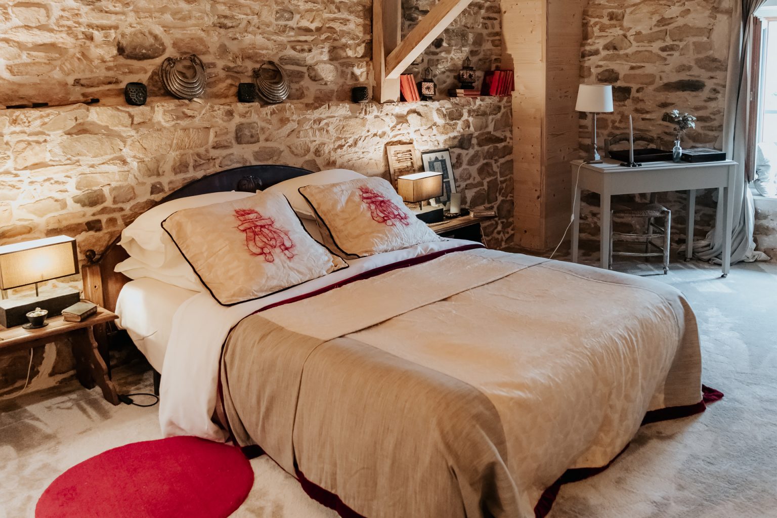 chambre mur en pierres la Petite Grange des Vignes Dordogne