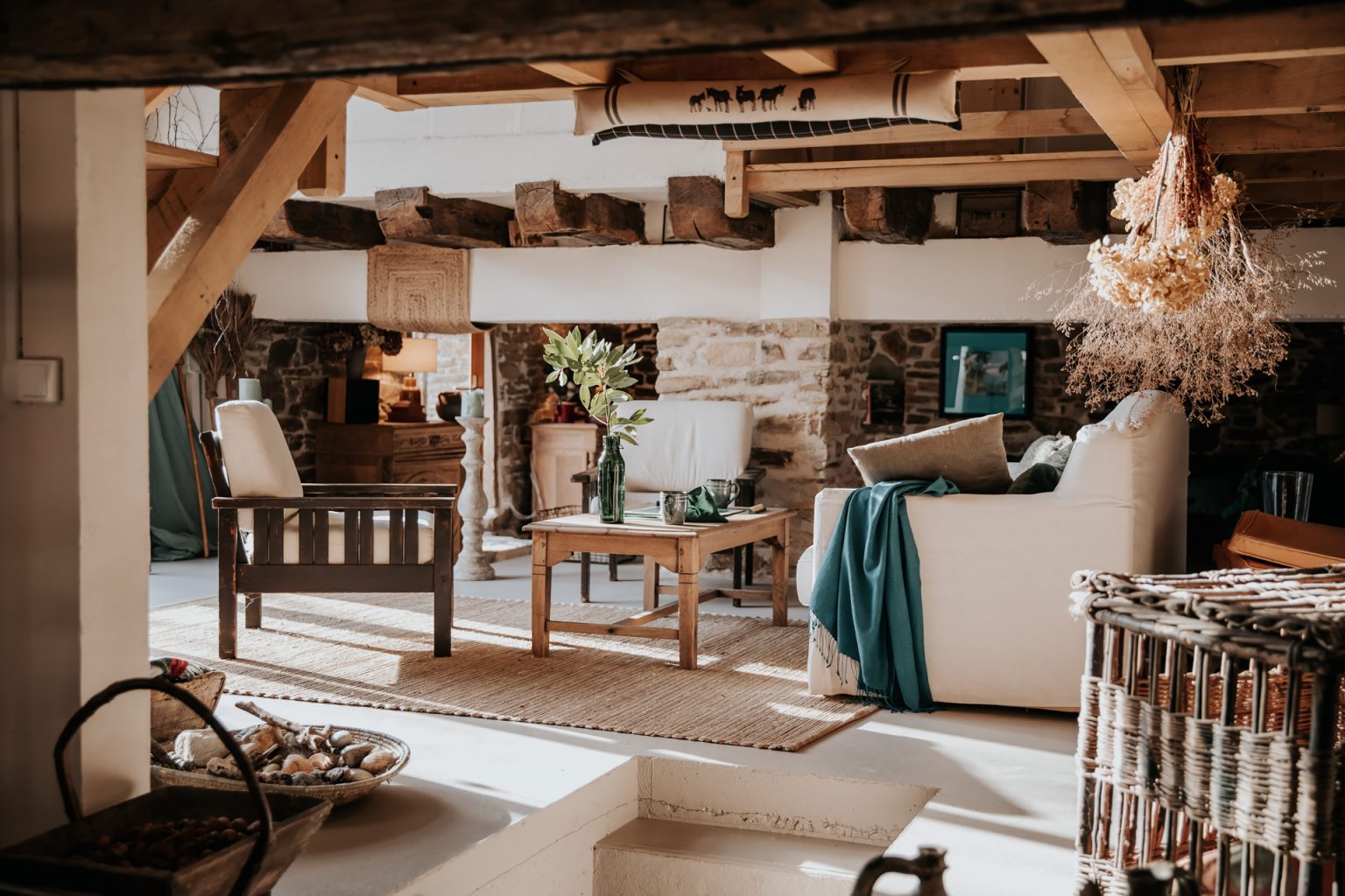 salon avec cheminée maison de campagne en pierres la Petite Grange des Vignes Dordogne