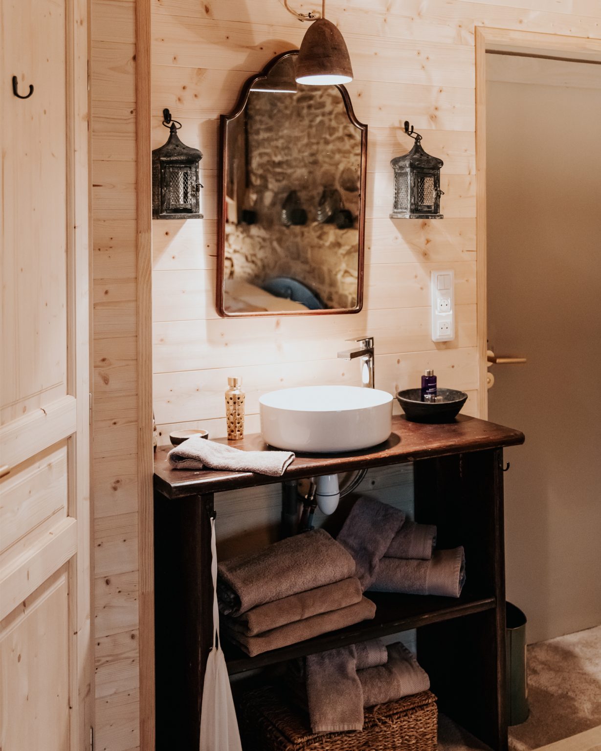 salle de bain mur bois la Petite Grange des Vignes Dordogne