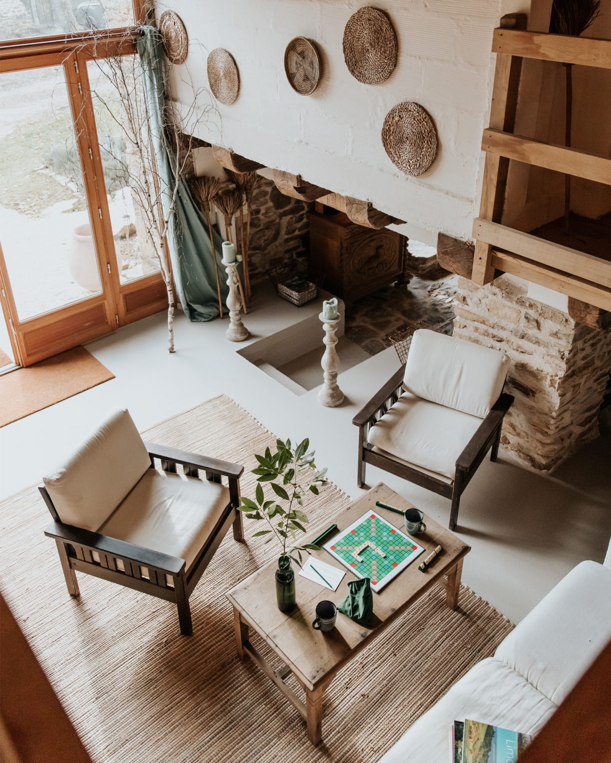 salon avec cheminée maison de campagne en pierres la Petite Grange des Vignes Dordogne