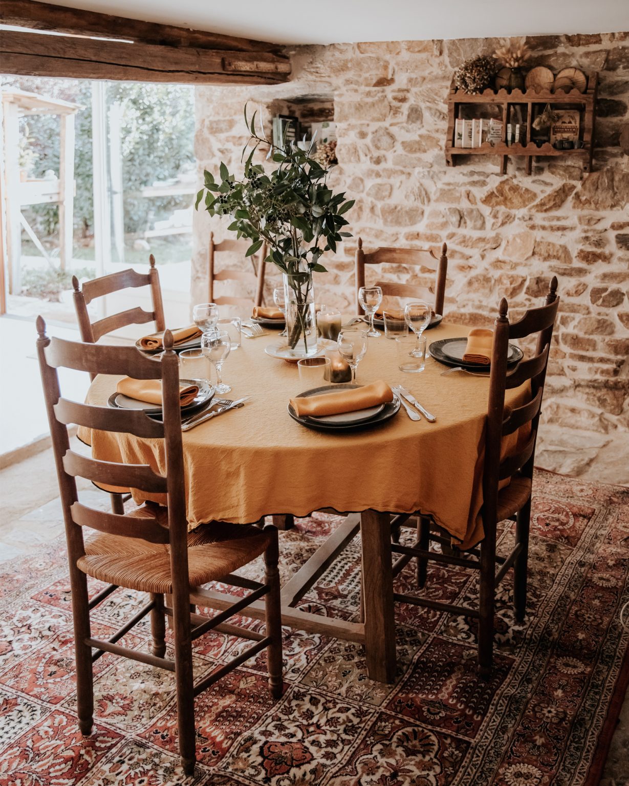 salle à manger maison de campagne en pierres la Petite Grange des Vignes Dordogne
