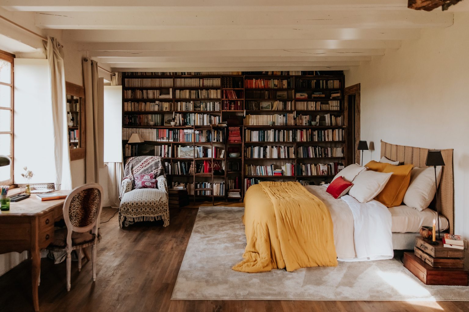 chambre avec bibliothèque la Petite Grange des Vignes Dordogne