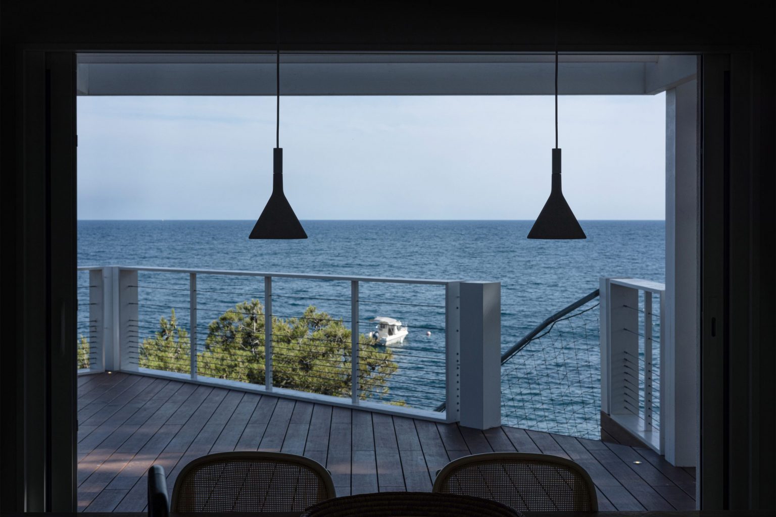 terrasse avec pergola blanche vue mer