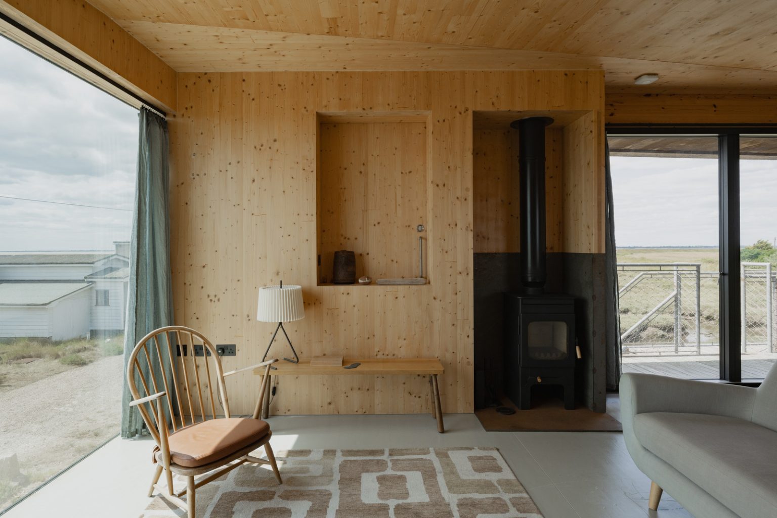 salon avec poêle maison en bois Redshank