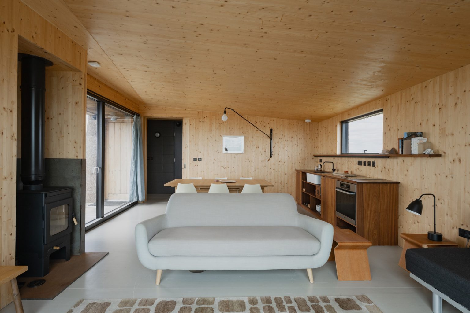 salon avec poêle maison en bois Redshank