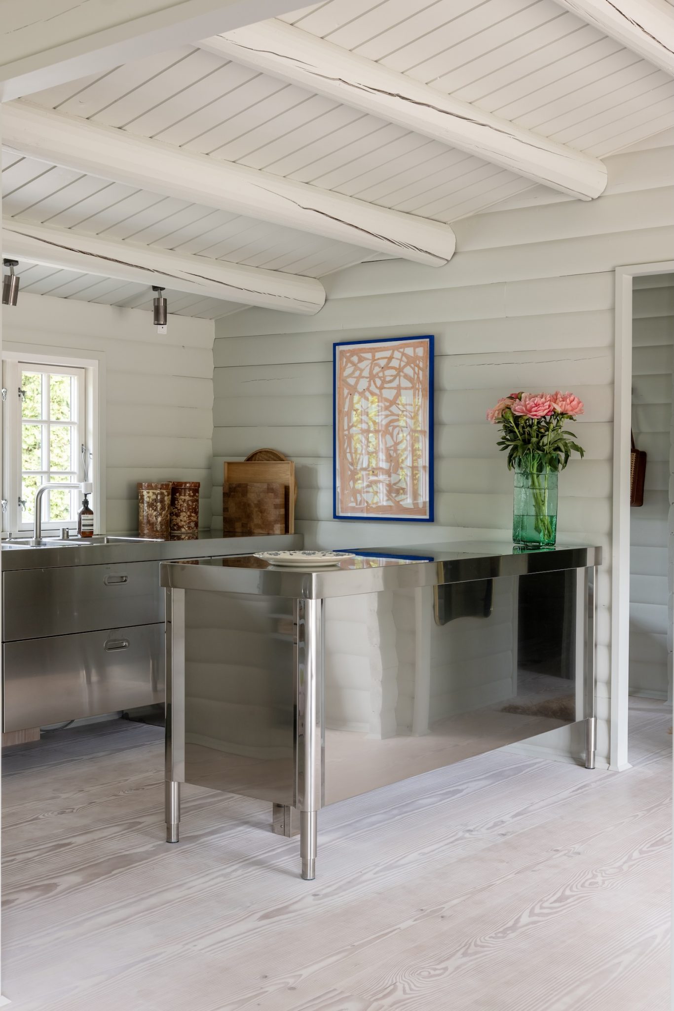 cuisine tout inox avec poutres blanches dans maison en bois danoise