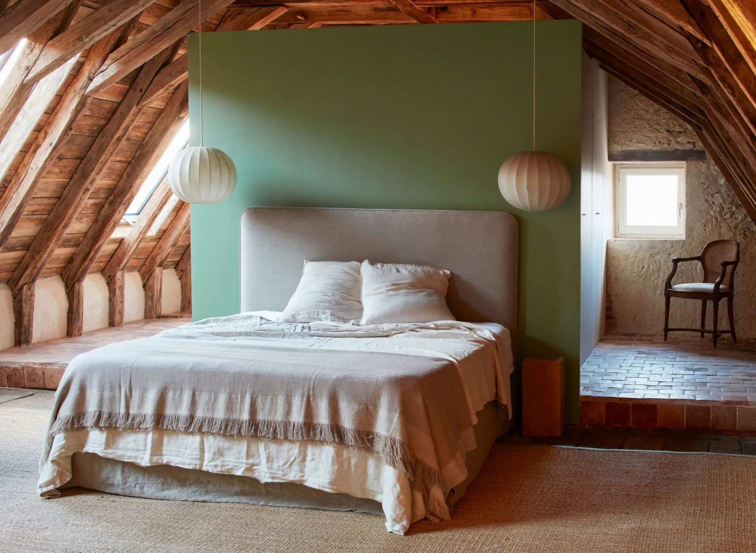 chambre mansardée avec poutres décoration contemporaine maison ancienne rénovée