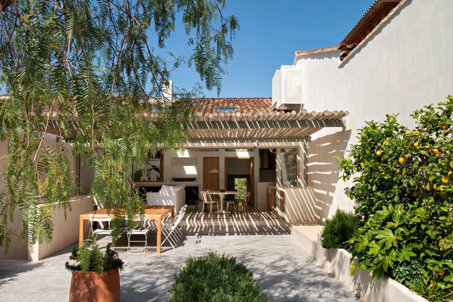 jardin et terrasse avec pergola maison de vacances décoration contemporaine dans le sud