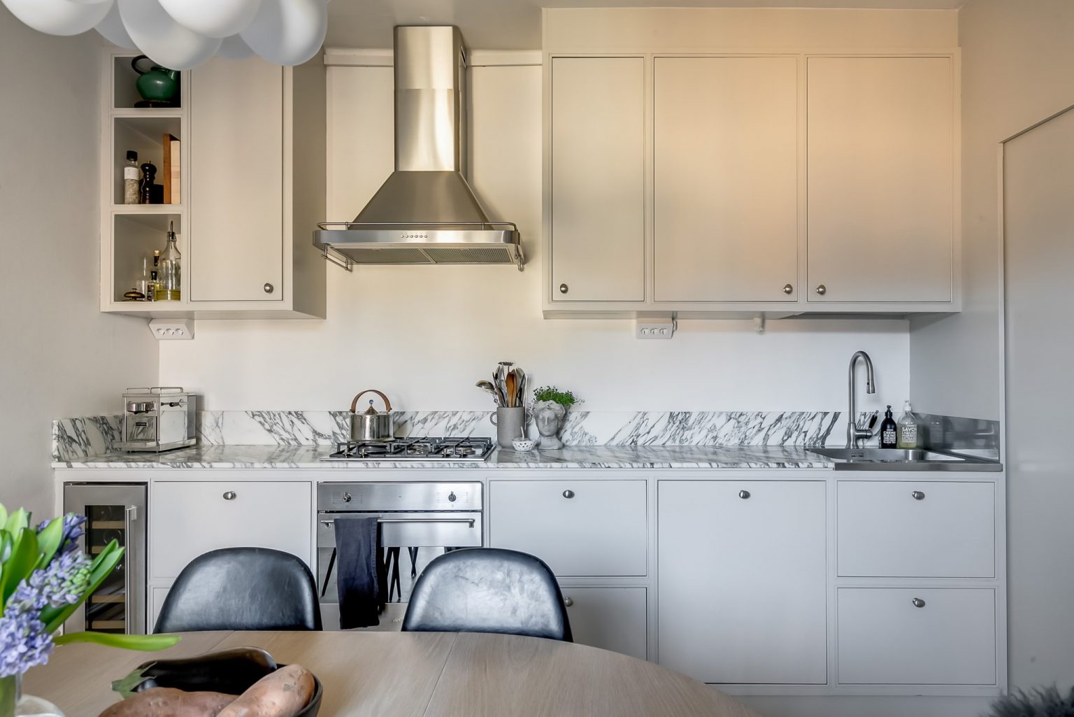 cuisine vaste studio de 54m2 optimisé grâce à une solution IKEA