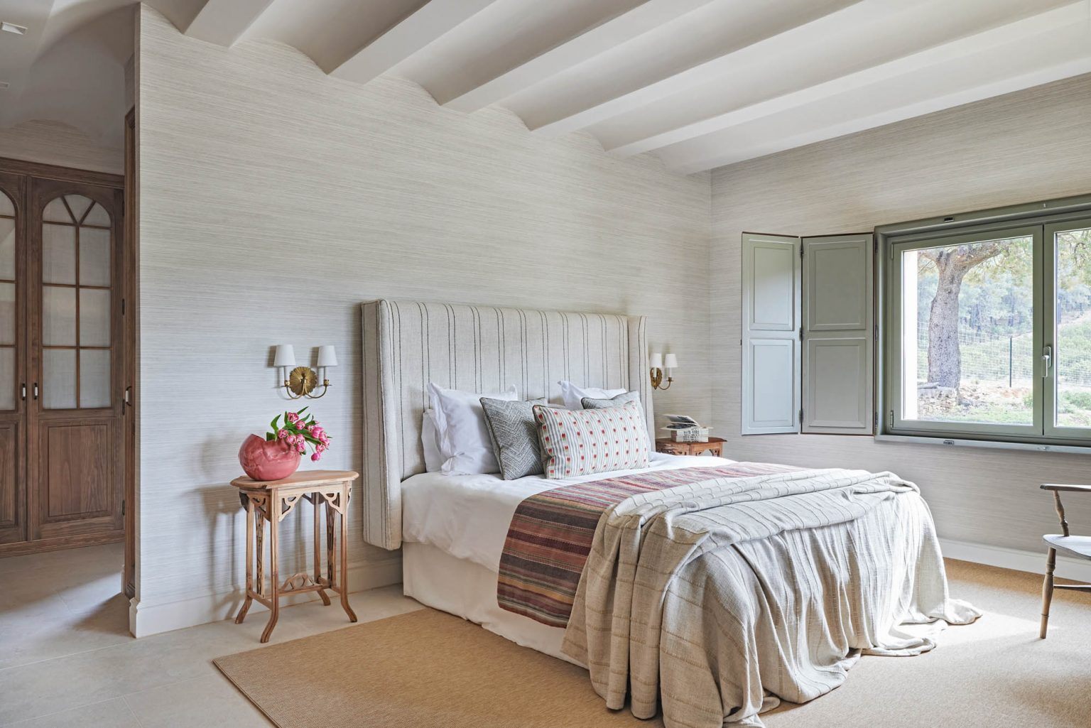 chambre contemporaine avec poutres blanches