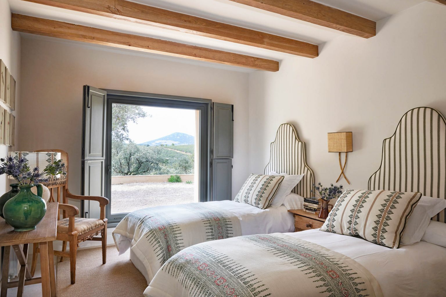 chambre à deux lits avec poutres
