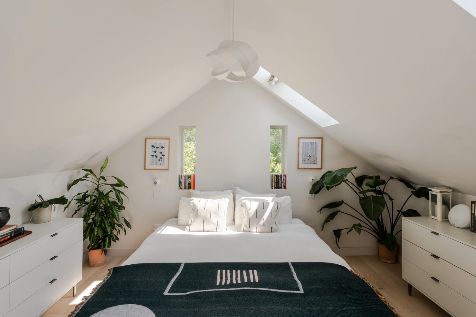 chambre mansardée avec fenêtres de toit
