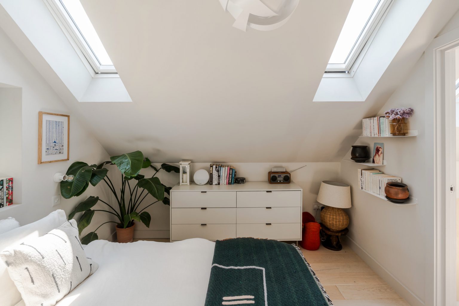 chambre mansardée avec fenêtres de toit